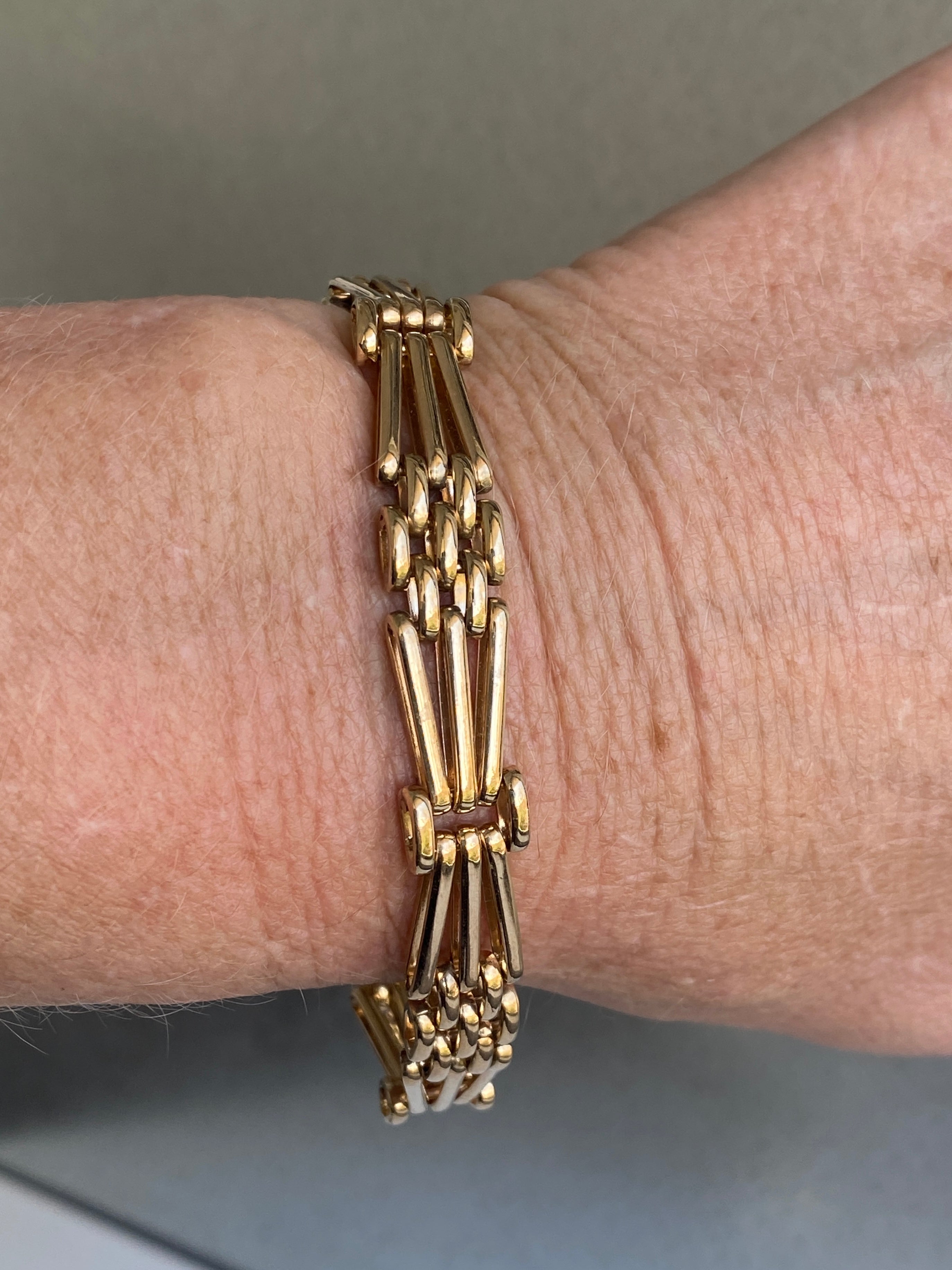 A vintage 9ct yellow gold gate-link bracelet with a heart-shaped padlock.
