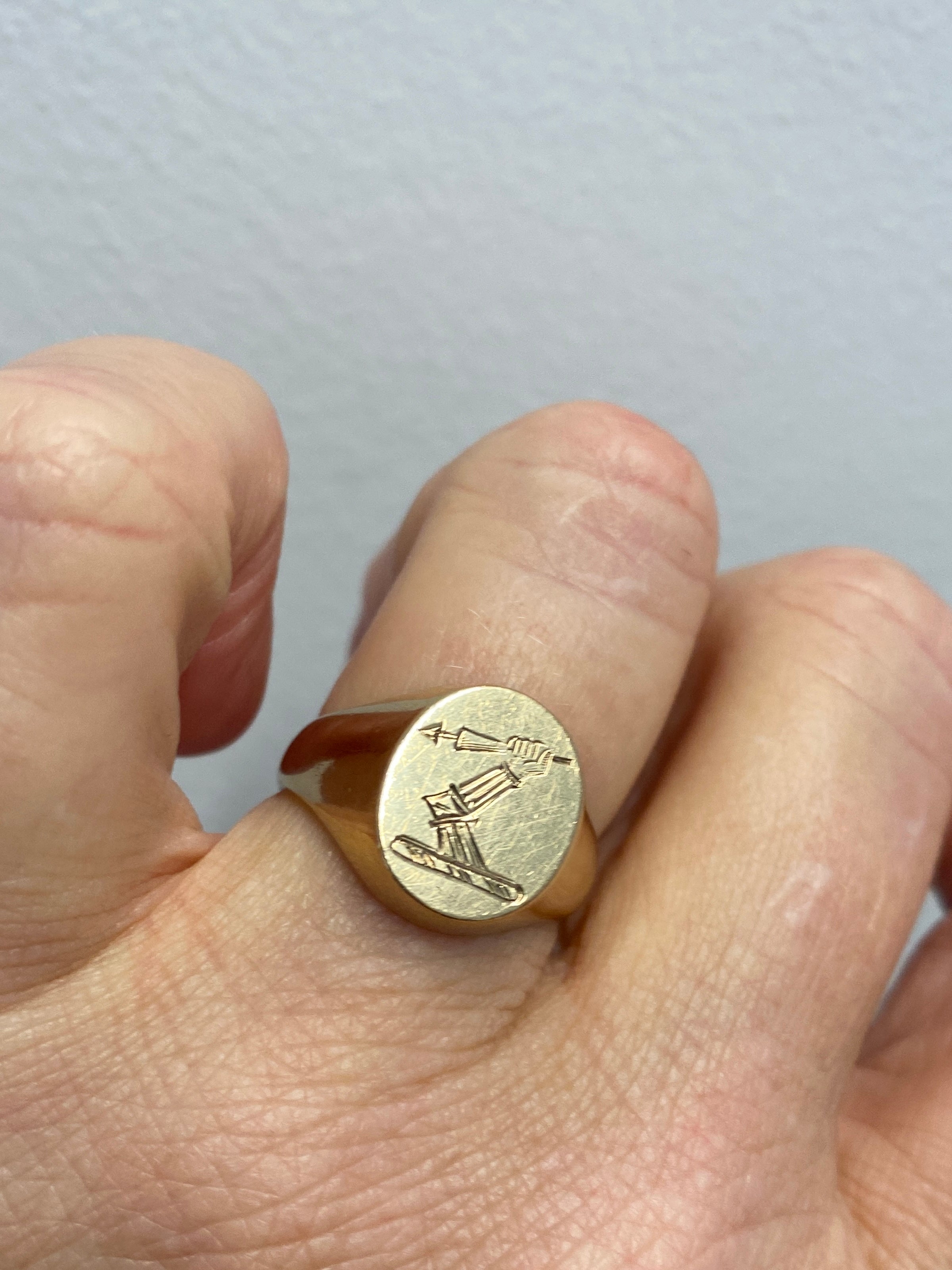 Vintage Heraldic Gauntlet and Arrow signet ring 9ct yellow gold