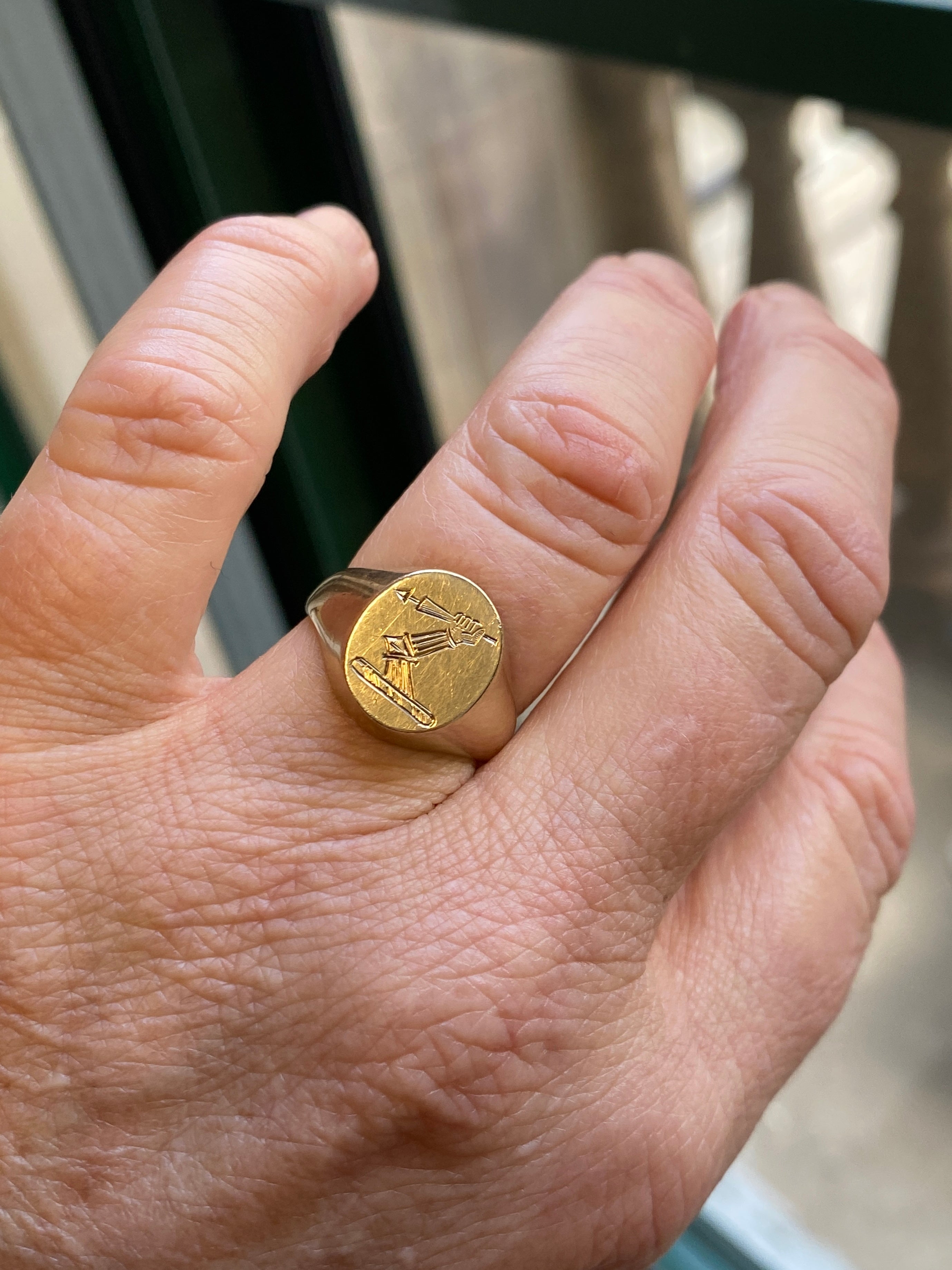 Vintage Heraldic Gauntlet and Arrow signet ring 9ct yellow gold