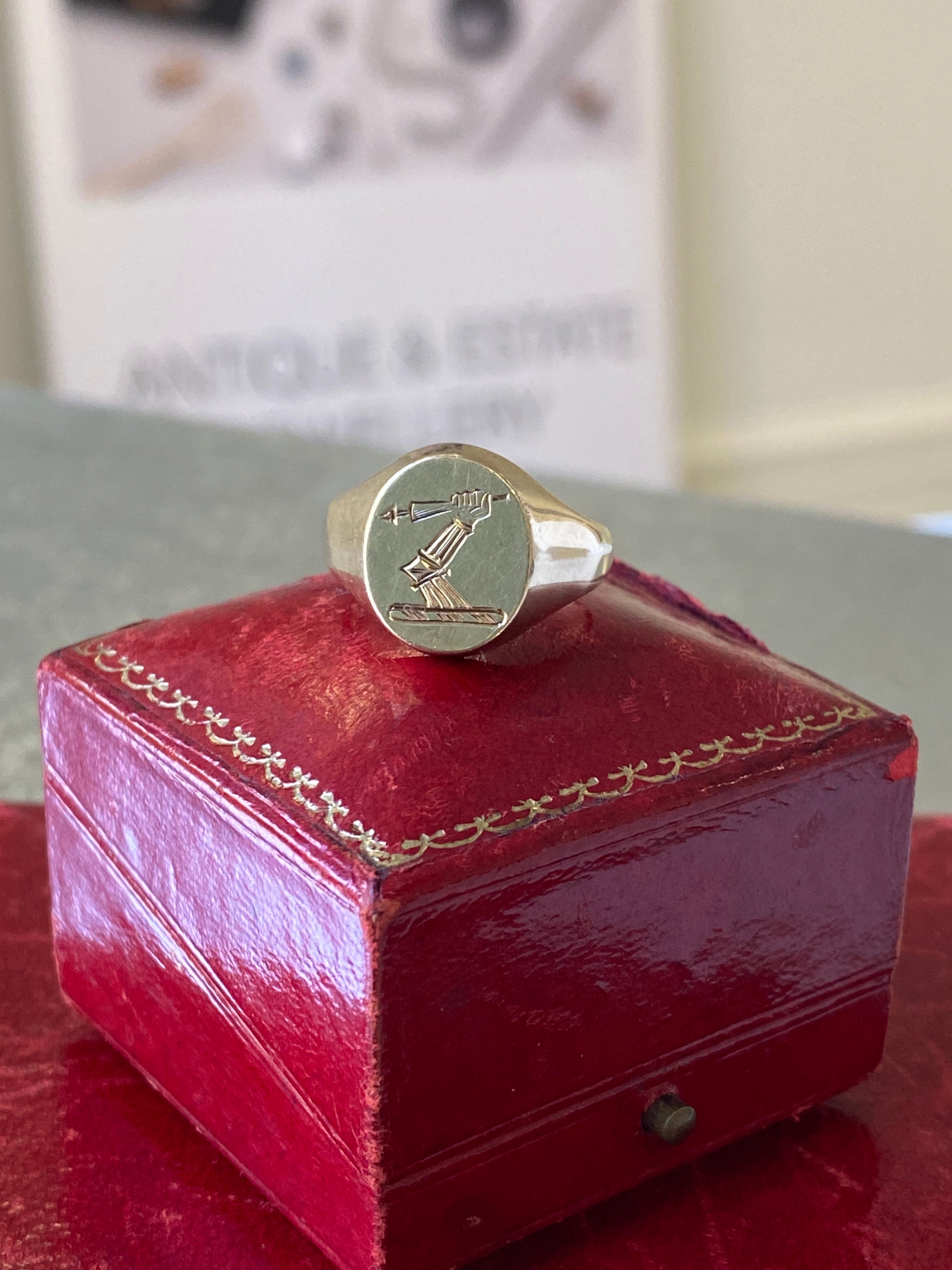 Vintage Heraldic Gauntlet and Arrow signet ring 9ct yellow gold