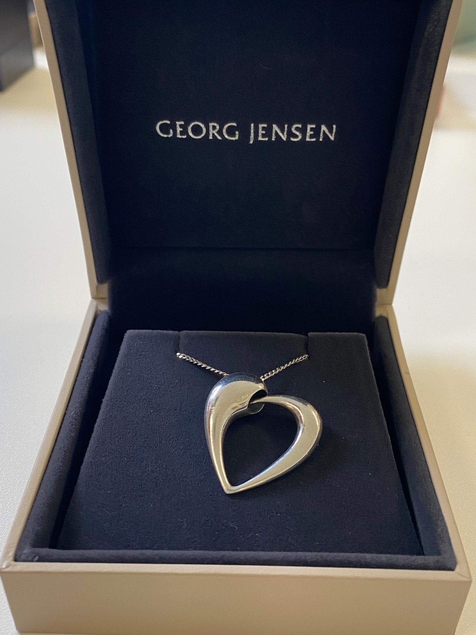 Vintage 925 Silver Heart Pendant on Chain, Georg Jensen. 2006 Artist of the year pendant, designed by Karim Rashid for Georg Jensen. Original box.