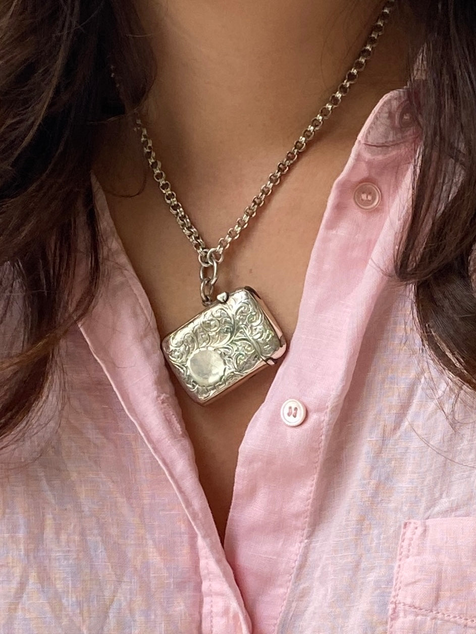 Antique Sterling Silver Vesta, Birmingham 1903. Of rectangular form with engraved foliate decoration and blank circular cartouche.