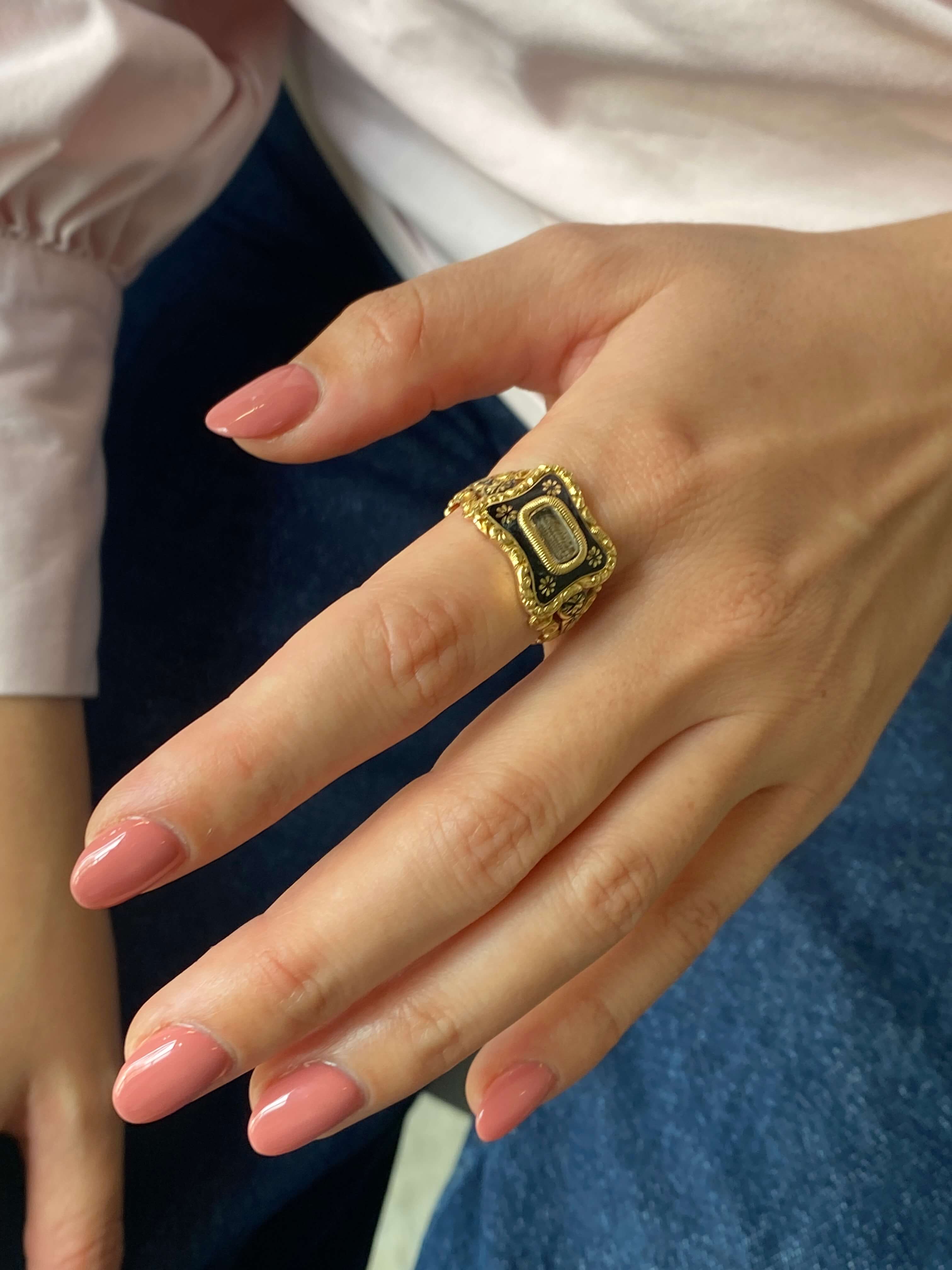 Fine Antique Georgian Mourning Ring, dated 1826. 18ct yellow gold and black enamel