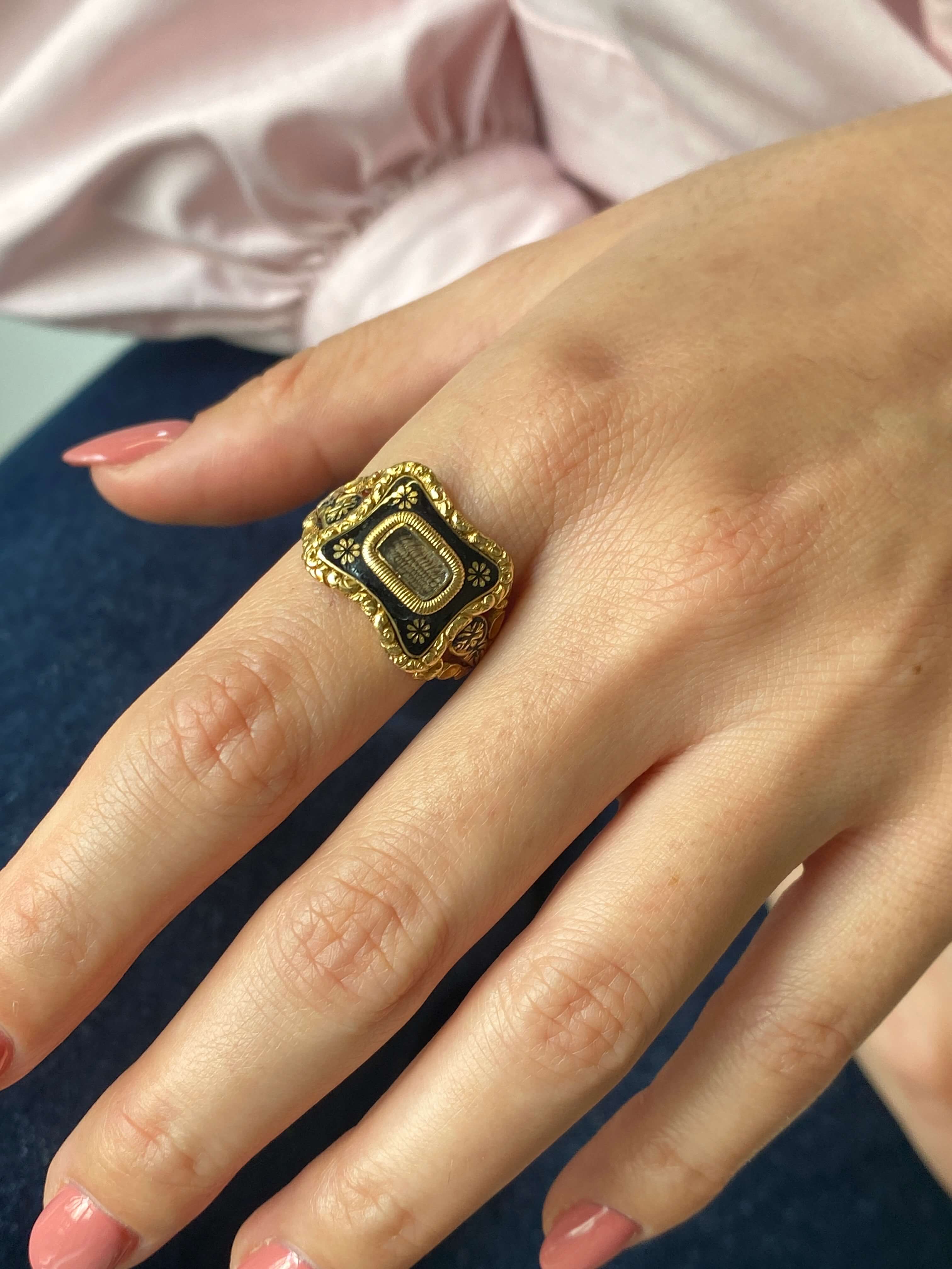 Fine Antique Georgian Mourning Ring, dated 1826. 18ct yellow gold and black enamel