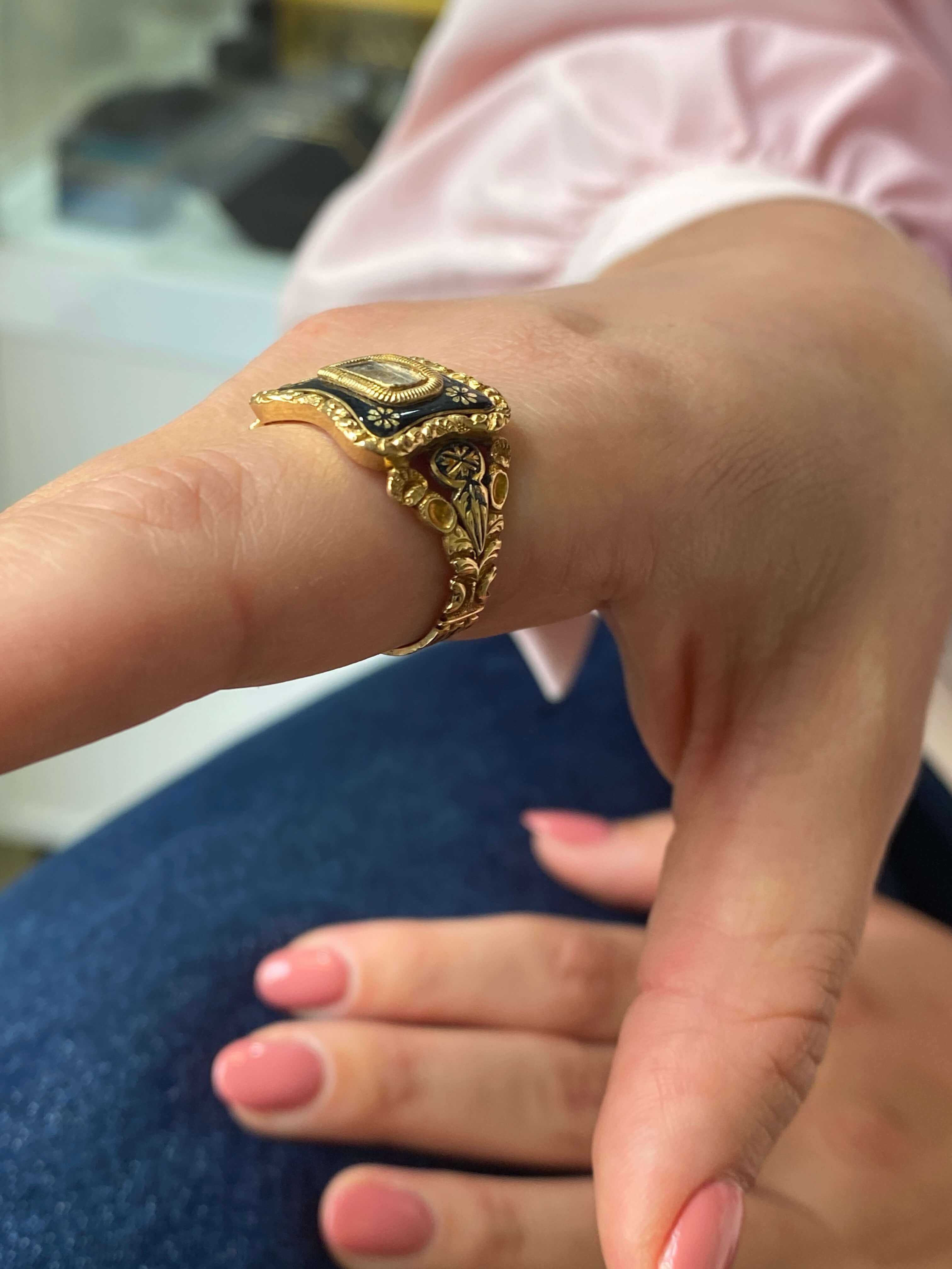 Fine Antique Georgian Mourning Ring, dated 1826. 18ct yellow gold and black enamel
