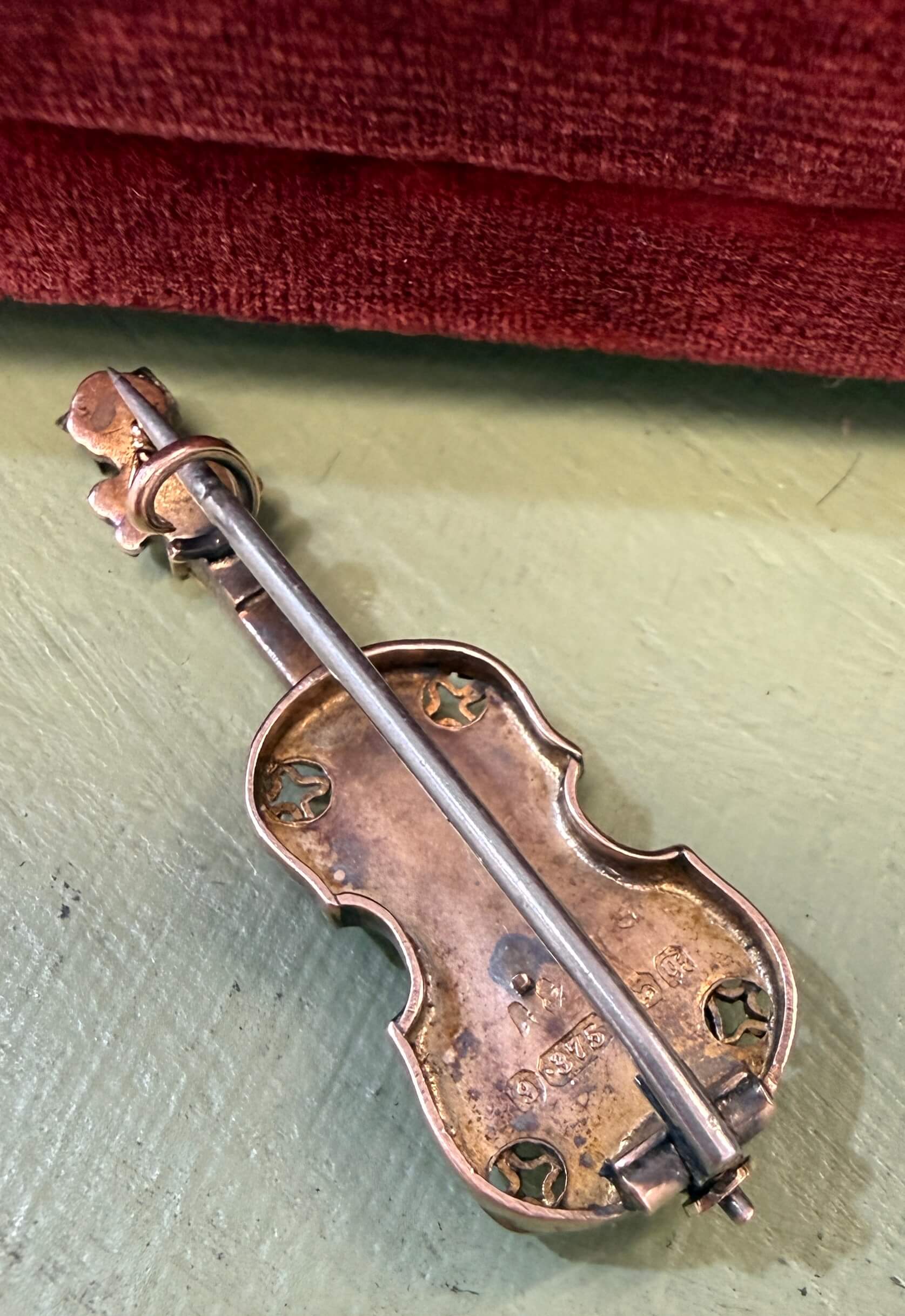 Antique Victorian Violin Brooch, Birmingham 1890. 9ct yellow gold.