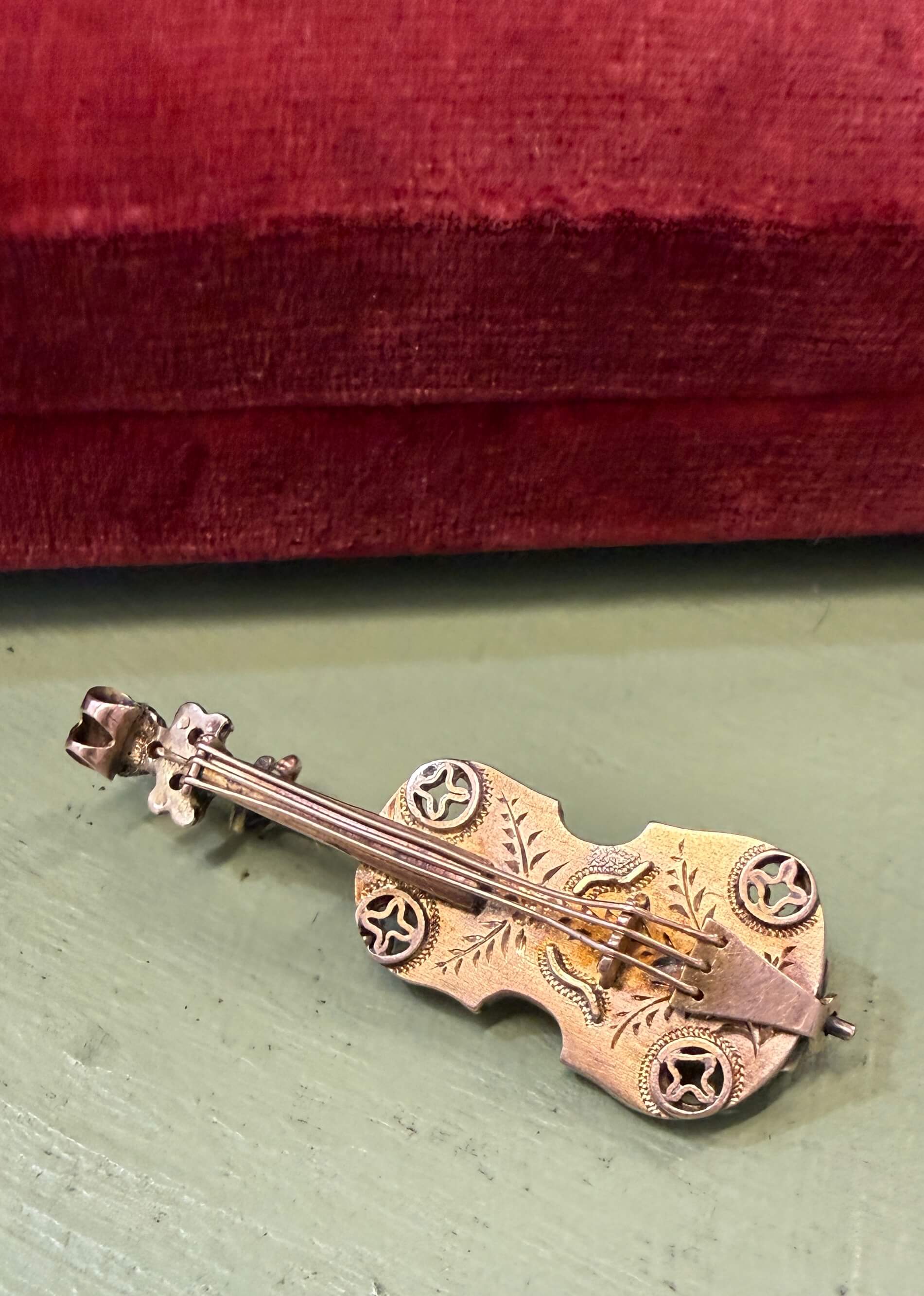 Antique Victorian Violin Brooch, Birmingham 1890. 9ct yellow gold.