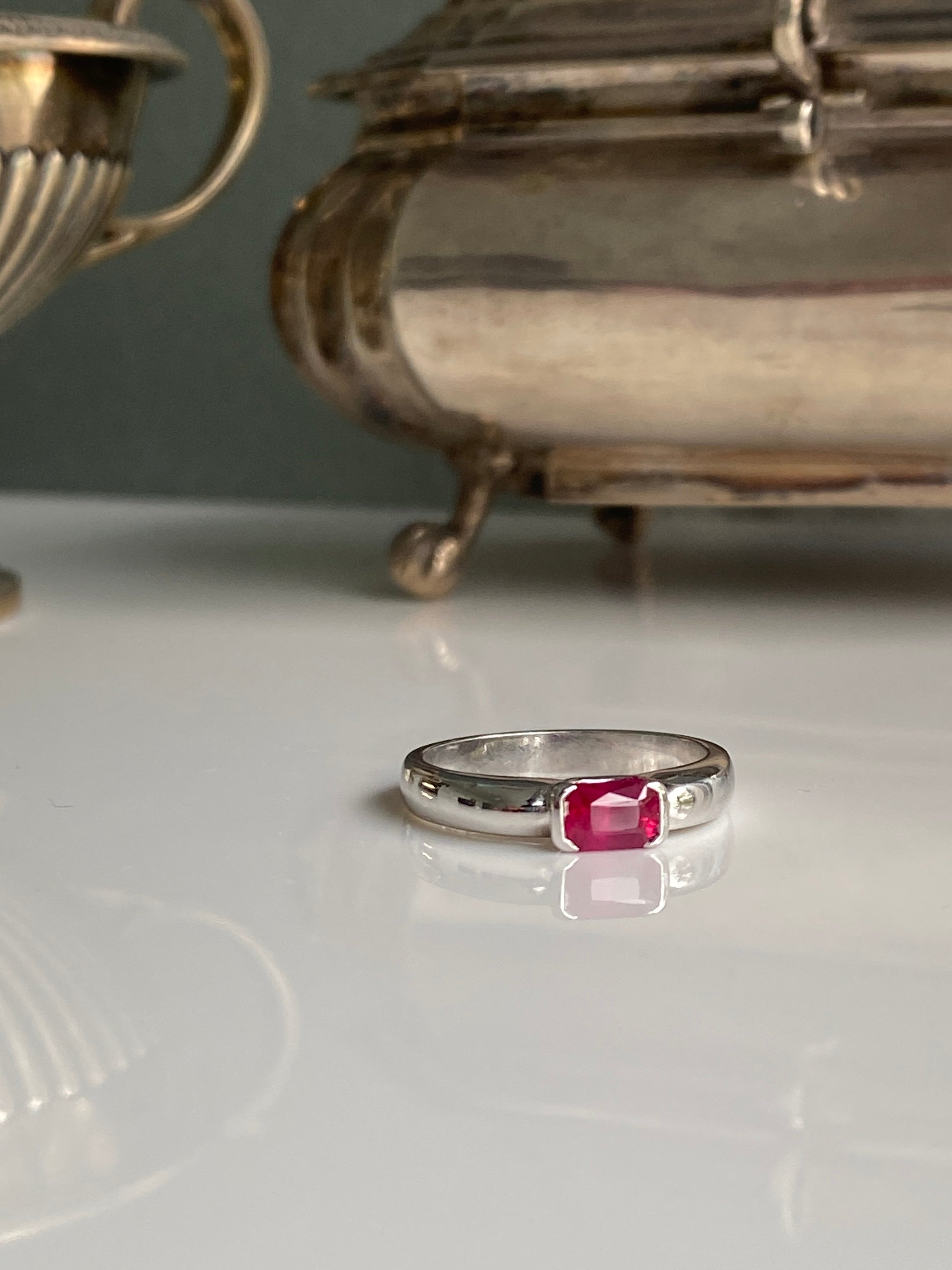 18ct white gold 0.84 carat ruby ring