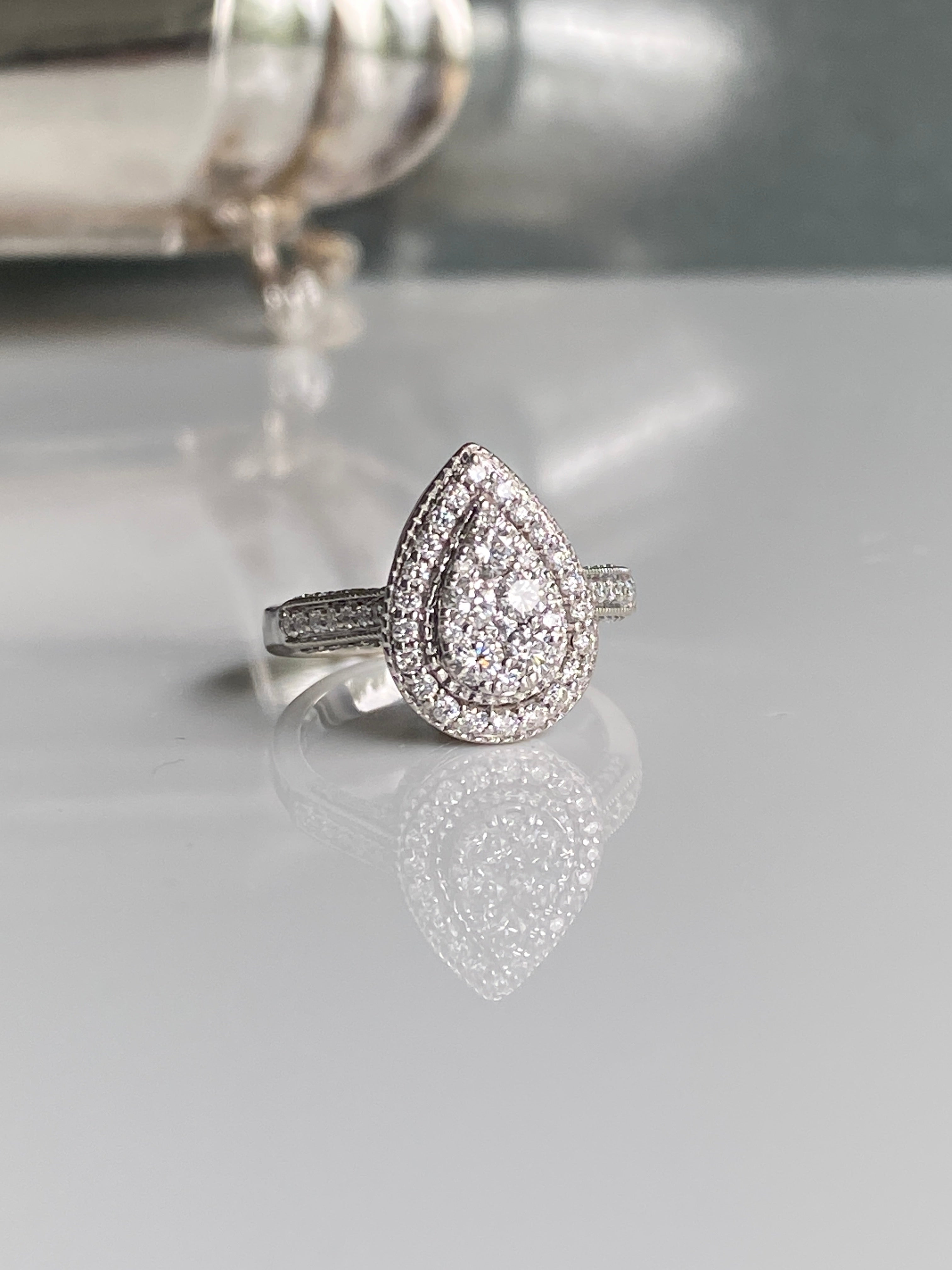 18ct Pear-Shaped Diamond Cluster Ring