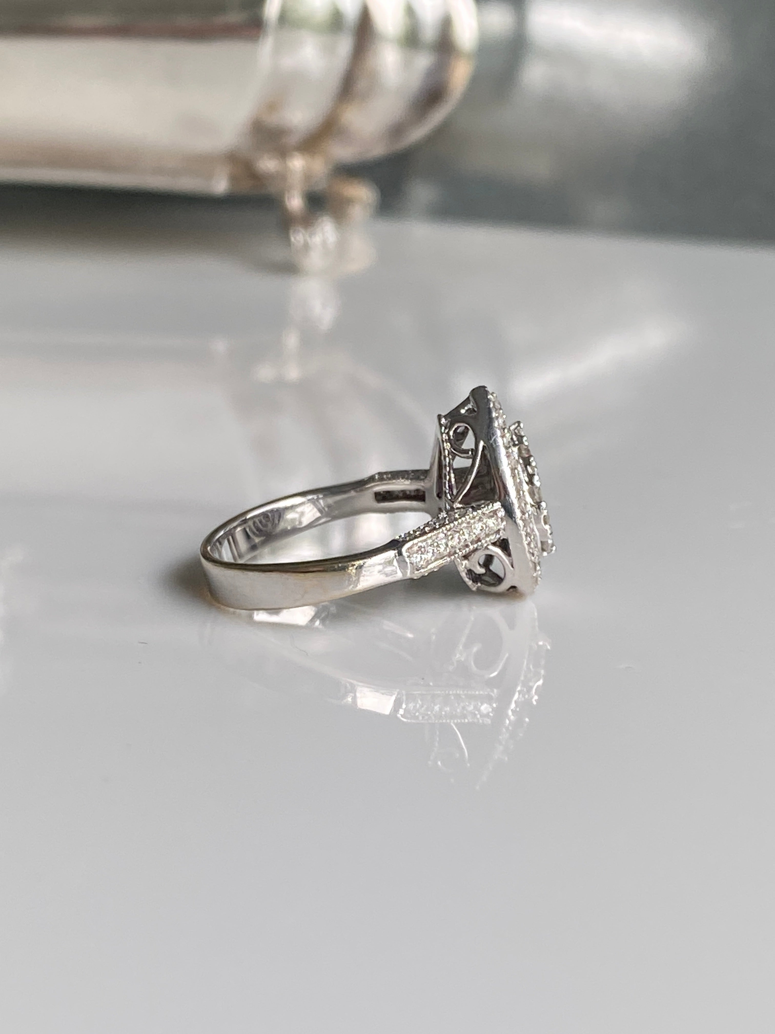 18ct Pear-Shaped Diamond Cluster Ring