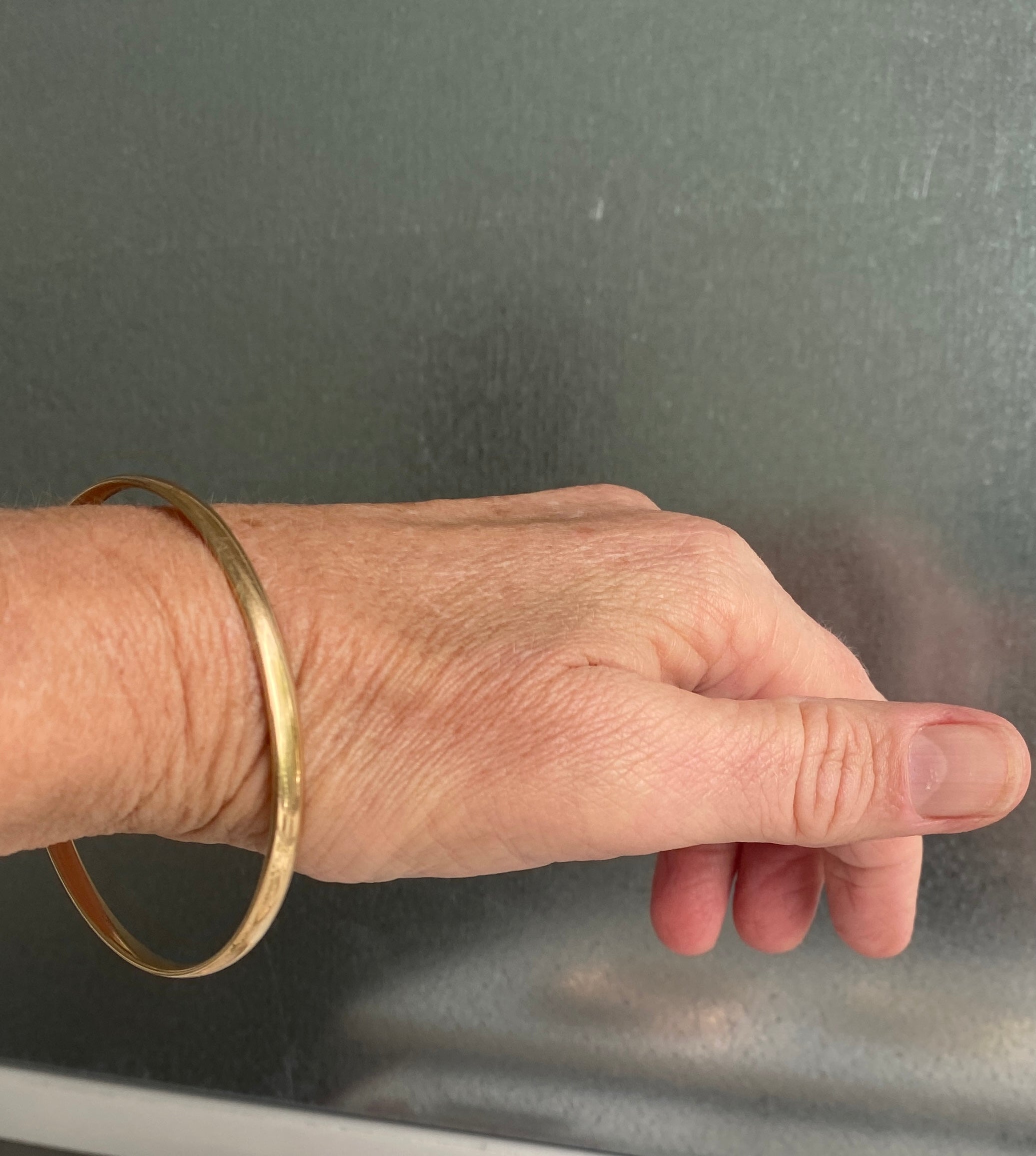 9ct yellow gold hoop bangle