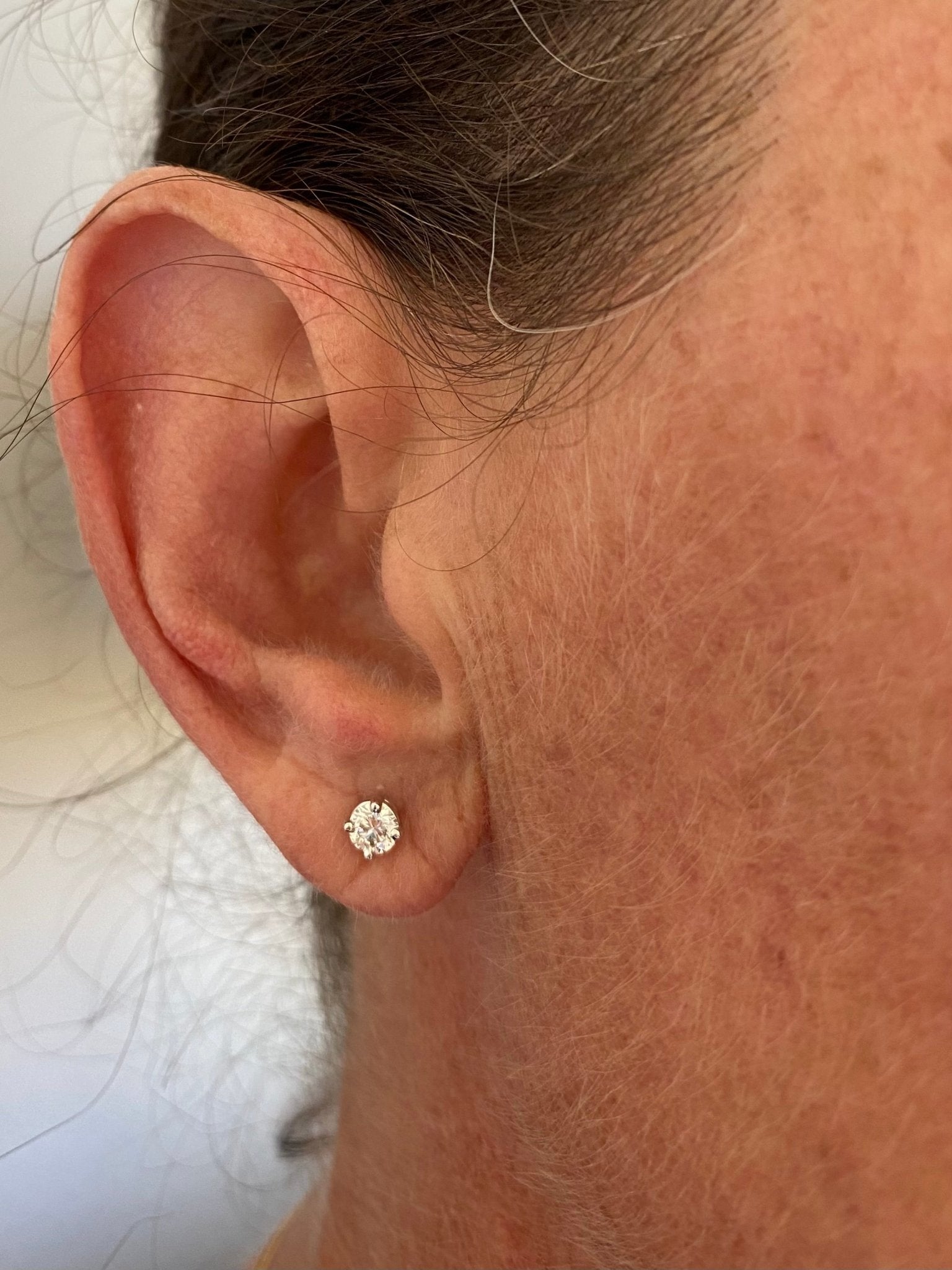 18ct white gold Diamond Stud Earrings, 0.60 carat in total.