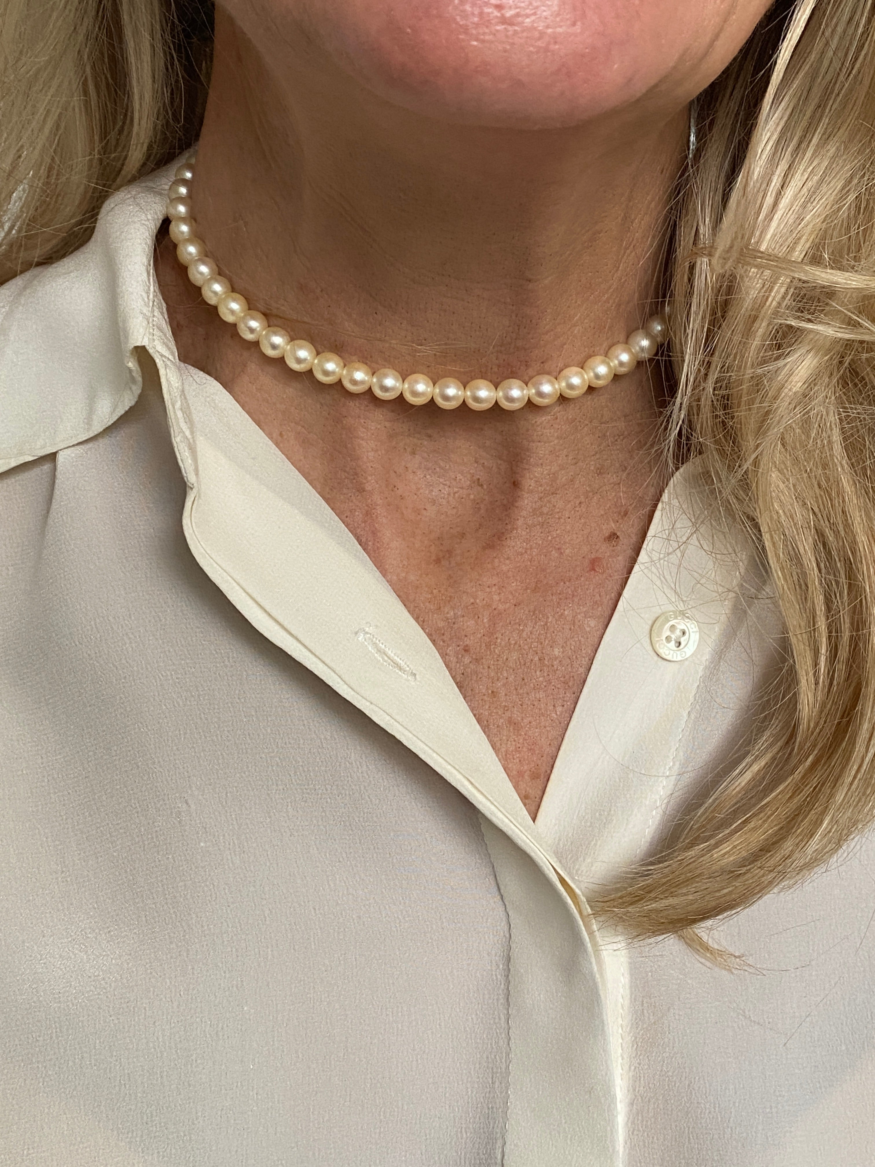 Pearl necklace with multi-stone diamond clasp