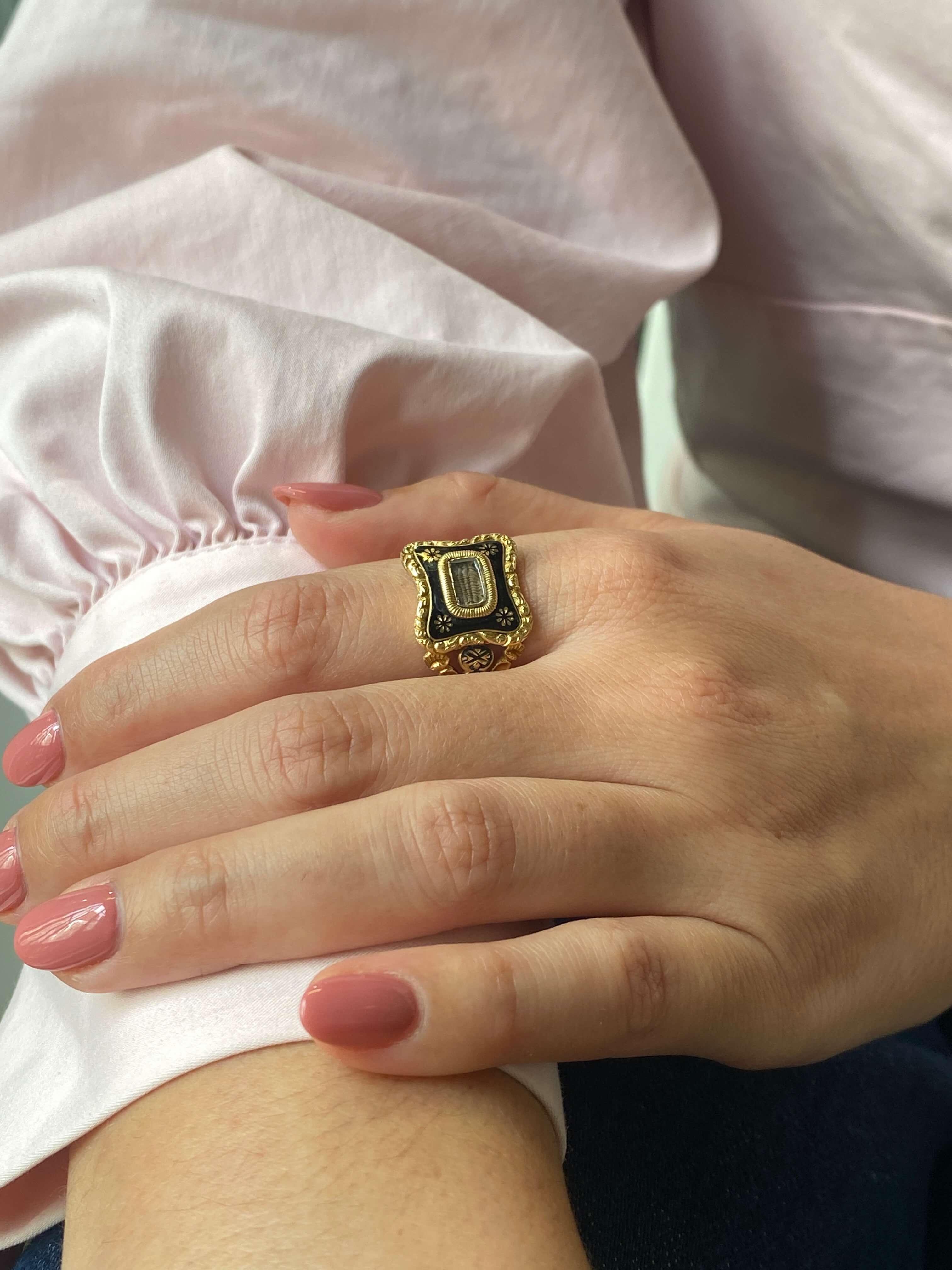 Fine Antique Georgian Mourning Ring, dated 1826. 18ct yellow gold and black enamel