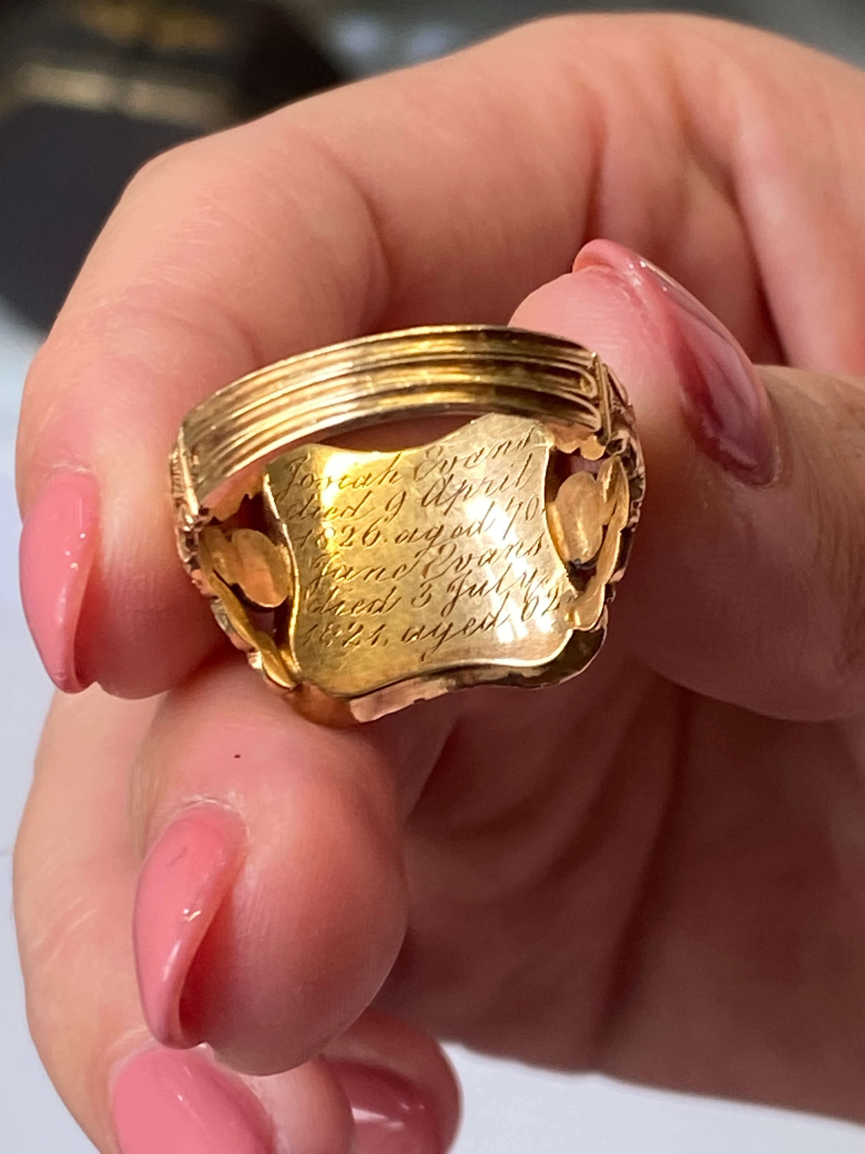 Fine Antique Georgian Mourning Ring, dated 1826. 18ct yellow gold and black enamel