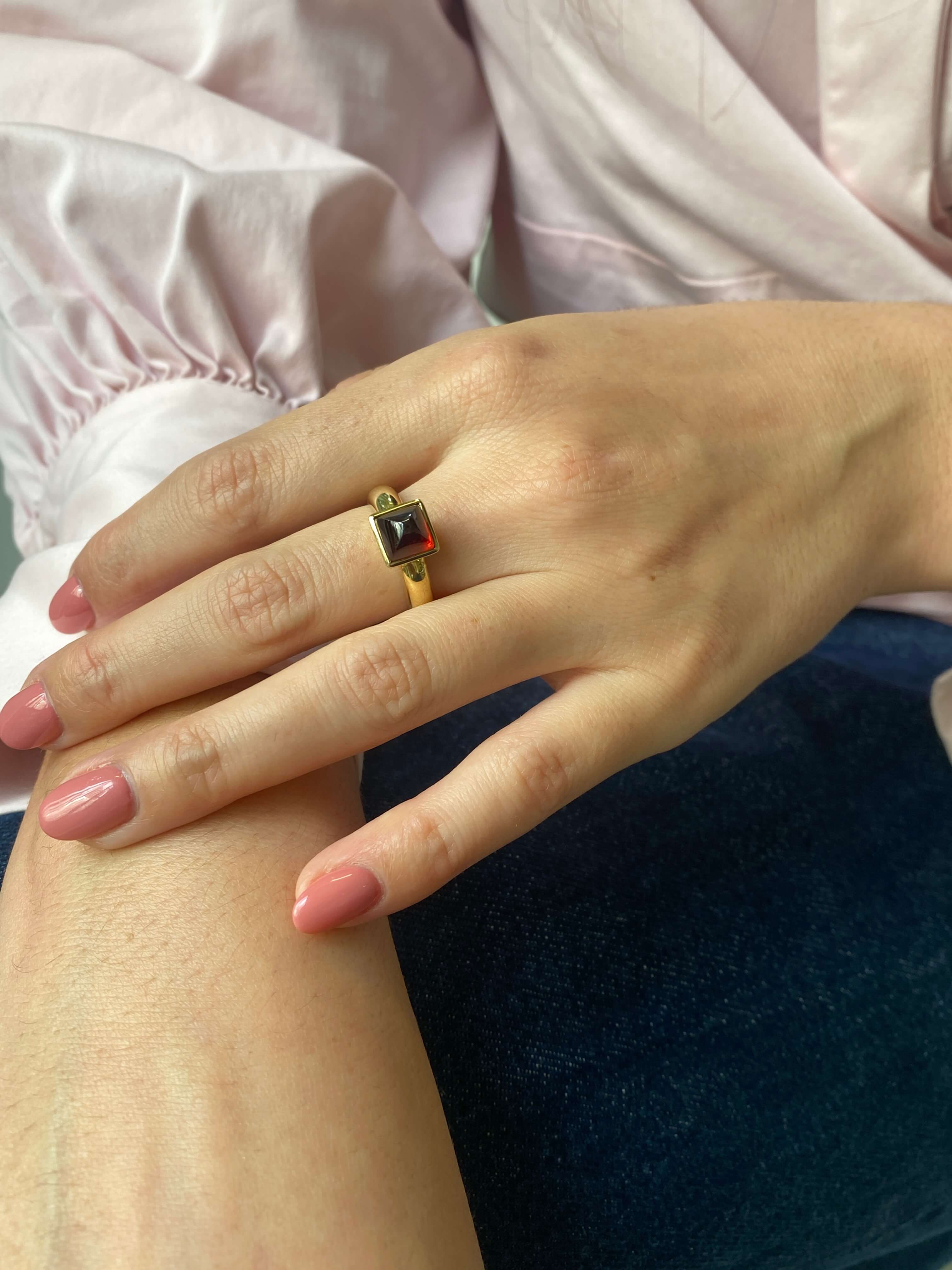 Modern 18ct gold cabochon garnet ring