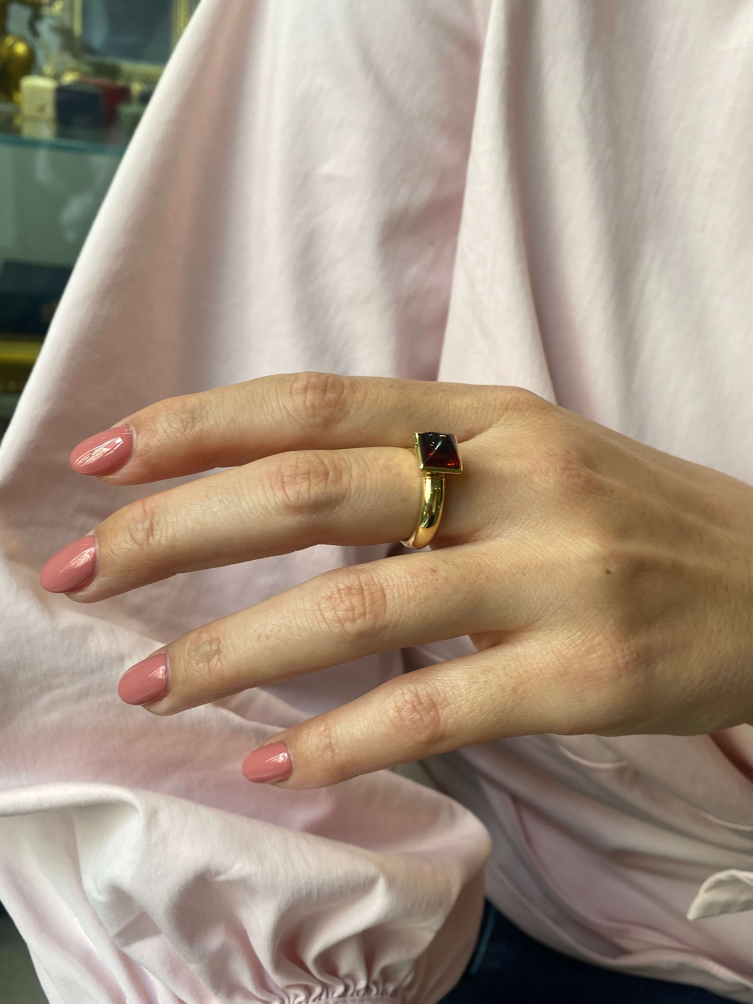 Modern 18ct gold cabochon garnet ring