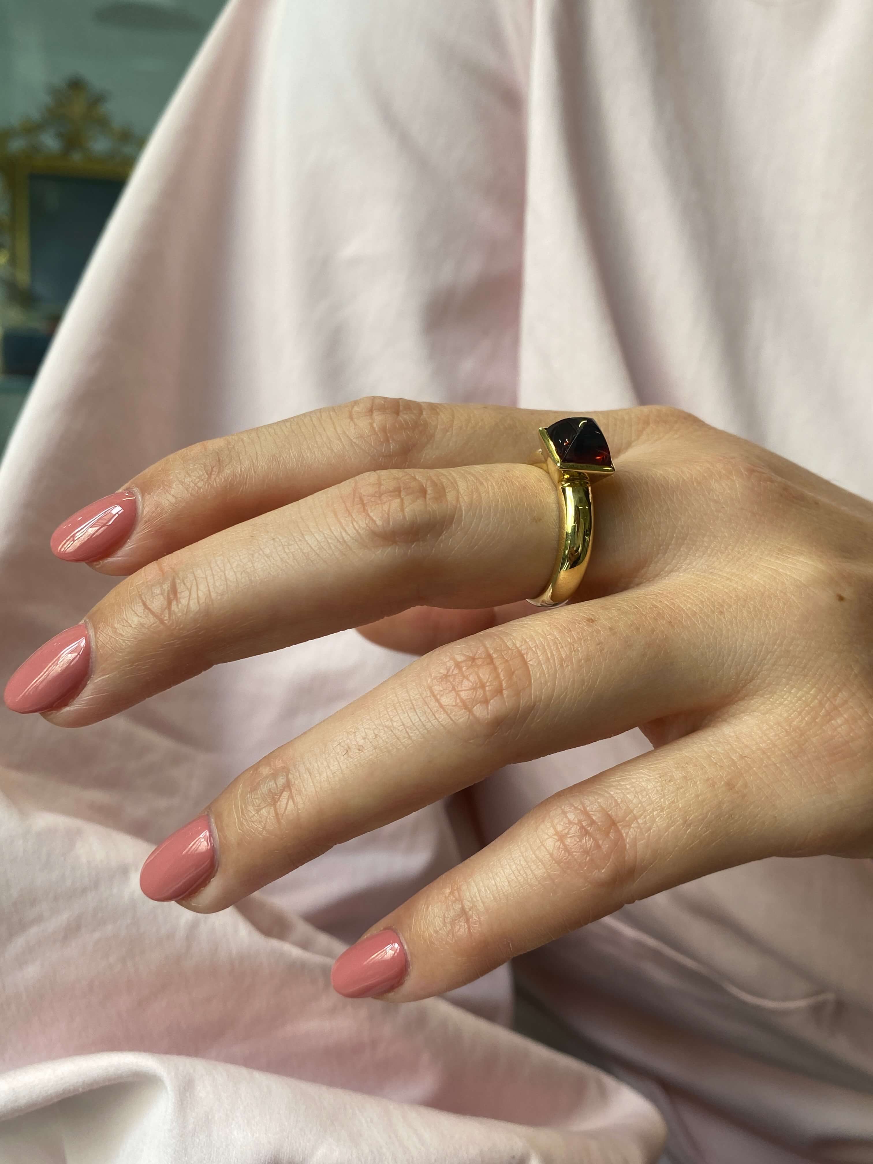 Modern 18ct gold cabochon garnet ring