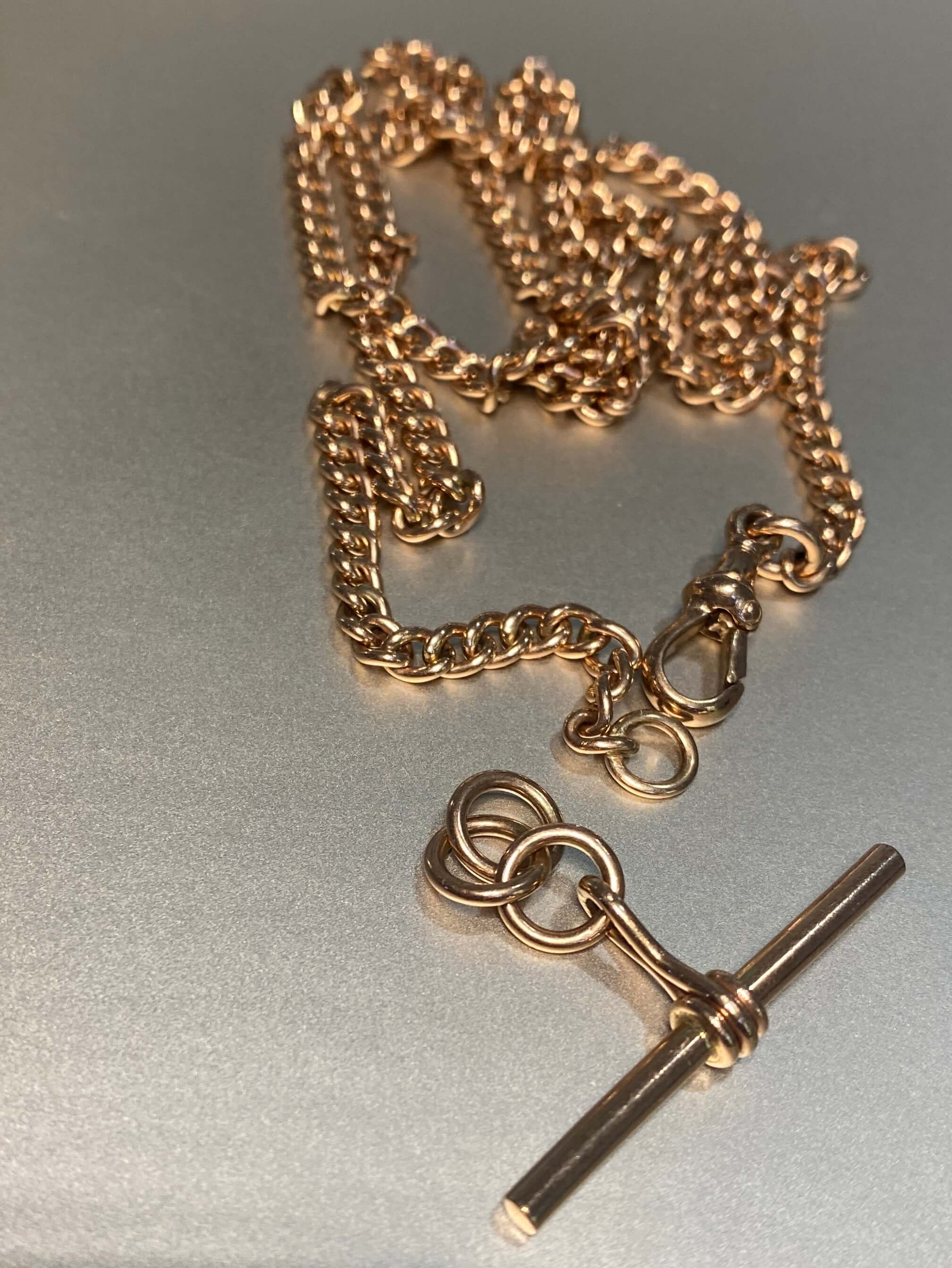 Vintage 9ct Rose Gold Watch Chain. A classic curblink watch chain of good length, complete with detachable T-bar.
Weight 38.27 grams